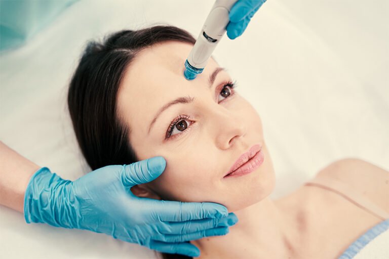 Aplicacion-de-hydrafacial-en-rostro-durante-embarazo