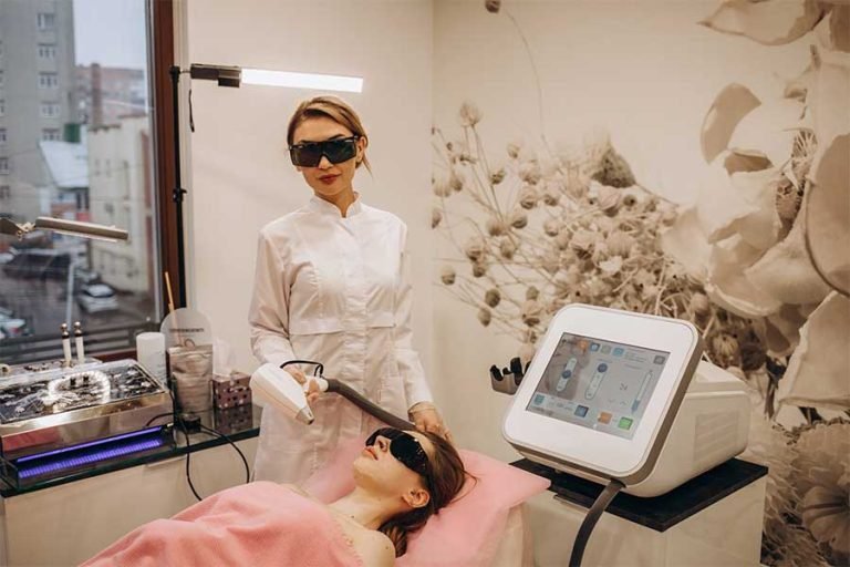 Depilación laser corporal 6 Imagen-de-una-mujer-preparandose-para-una-depiliación-permanente-en-cejas