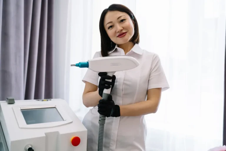 cosmetologa-con-laser-yag-profesional