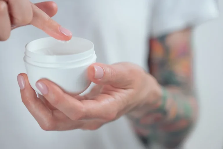 crema-hidratante-cuidado-tatuajes